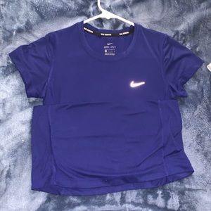 Gently used DRI-FIT Nike fitted shirt.😍